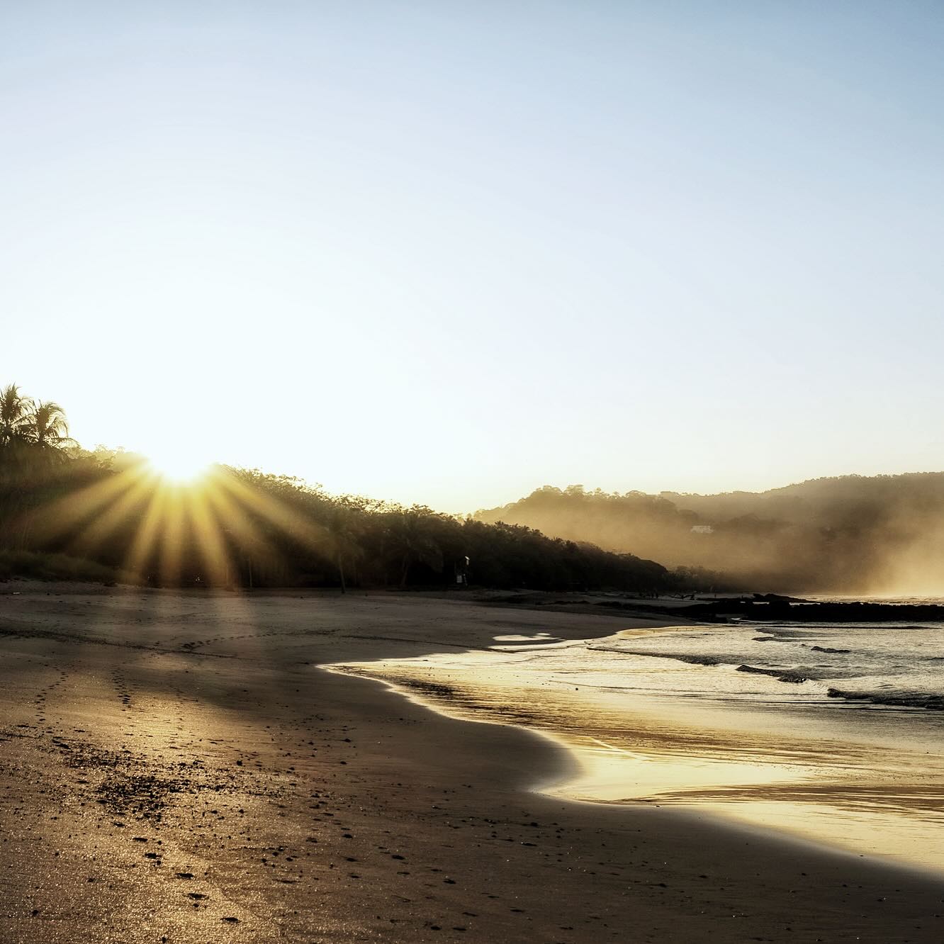 Sunrise on the #nicoyapeninsulacostarica.Views of Costa Rica 🇨🇷..#costarica #santateresa #santateresabeachcostarica #locationphotography #locationphtotographer #travelphotography #jasoningramphotographer #jasoningramphotography
